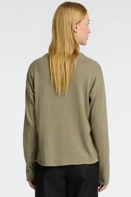 Laura Knit O-Neck fra Selected Femme – olivengrøn striktrøje i hør/bomuld med rund hals og afslappet pasform. Blød, let og perfekt til hverdagsbrug.