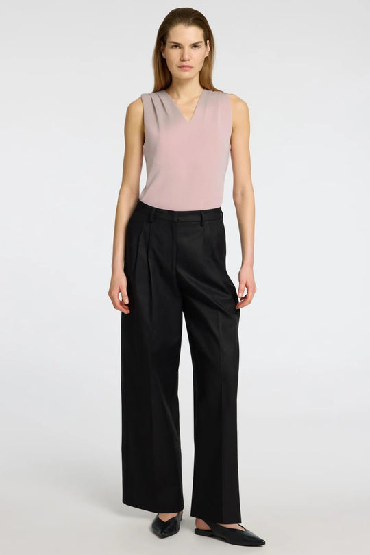 Selected Femme Tenny SL V-Neck i bleached mauve – ærmeløs top med V-udskæring, plisserede skuldre og elegant, tidløs silhuet.
