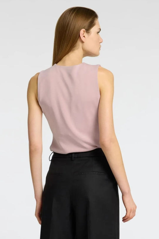 Selected Femme Tenny SL V-Neck i bleached mauve – ærmeløs top med V-udskæring, plisserede skuldre og elegant, tidløs silhuet.
