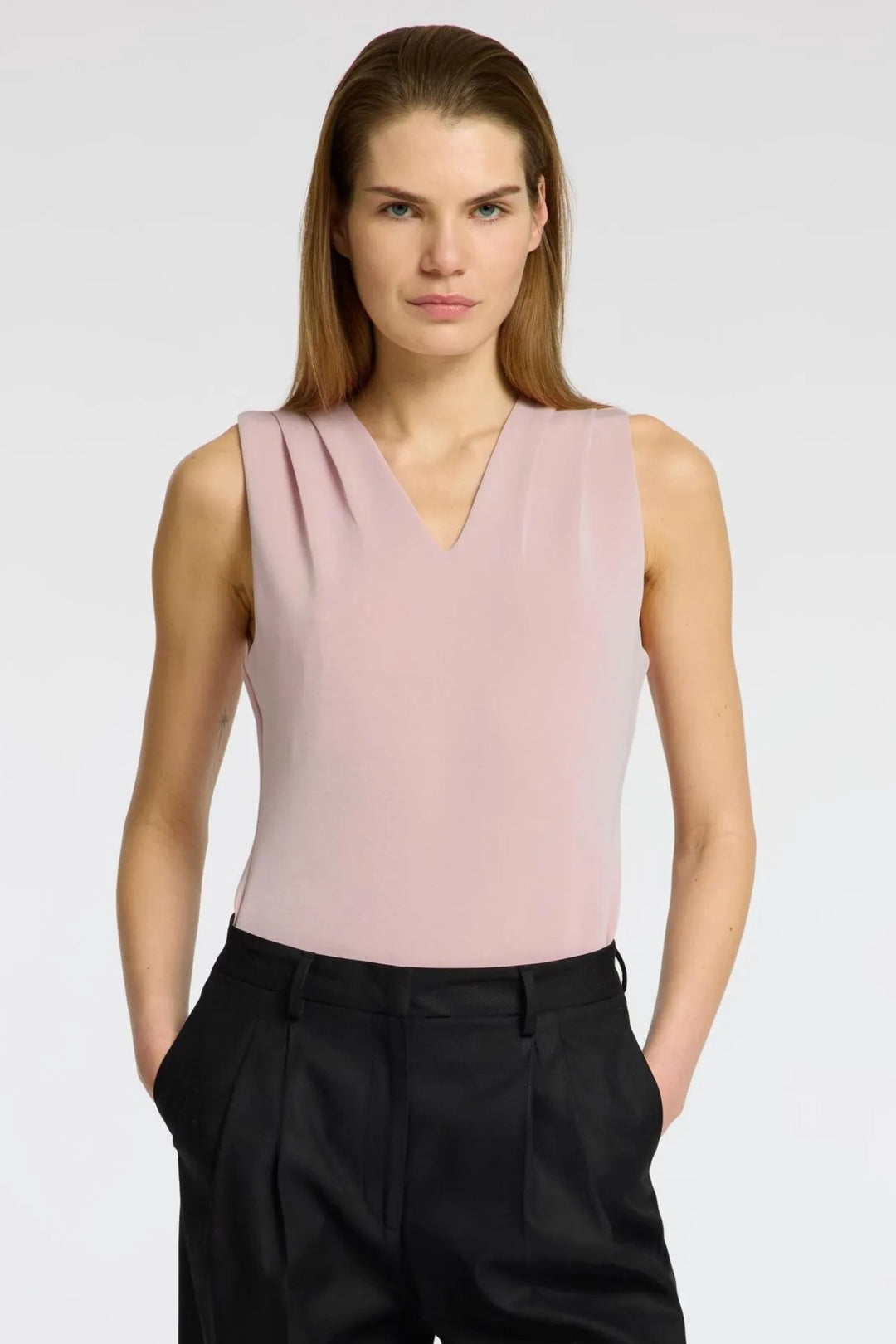 Selected Femme Tenny SL V-Neck i bleached mauve – ærmeløs top med V-udskæring, plisserede skuldre og elegant, tidløs silhuet.
