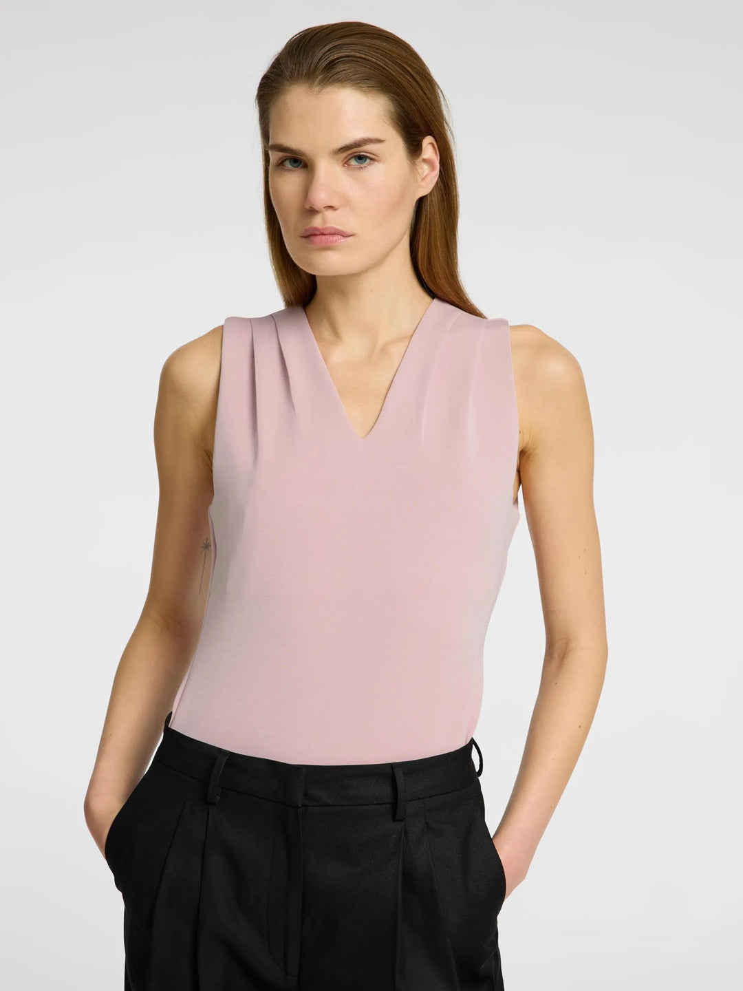 Selected Femme Tenny SL V-Neck i bleached mauve – ærmeløs top med V-udskæring, plisserede skuldre og elegant, tidløs silhuet.

