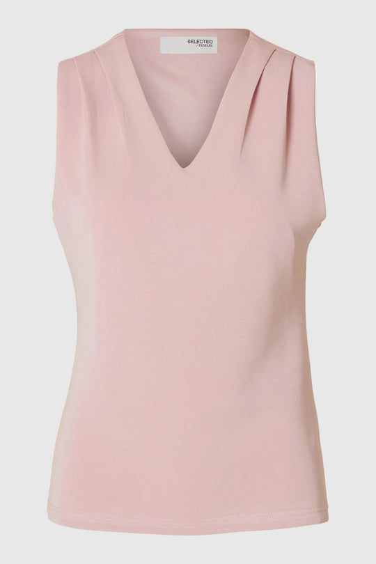 Selected Femme Tenny SL V-Neck i bleached mauve – ærmeløs top med V-udskæring, plisserede skuldre og elegant, tidløs silhuet.

