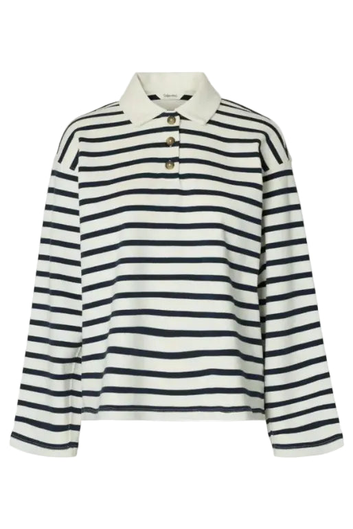 Selected Femme Wada LS Stripe Collar Top i dark sapphire og snow white – langærmet stribet bluse i økologisk bomuld med polokrave og boxy pasform.
