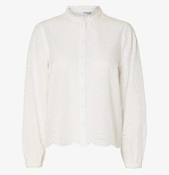 Selected Femme Tatiana LS Shirt i bright white – skjorte i 100% økologisk bomuld med broderet hulmønster, kinakrave og beklædte knapper.

