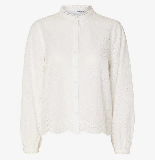 Selected Femme Tatiana LS Shirt i bright white – skjorte i 100% økologisk bomuld med broderet hulmønster, kinakrave og beklædte knapper.
