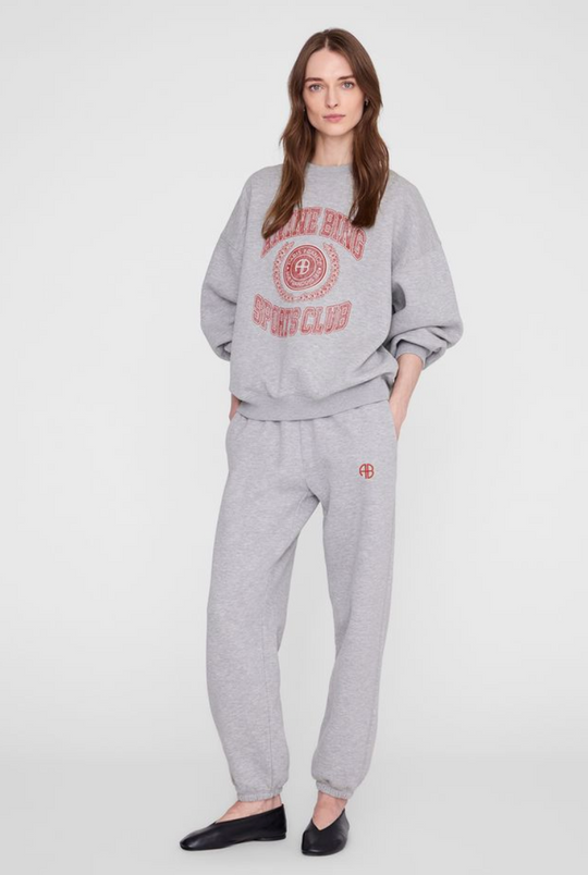 Anine Bing Miles Collegiate Sweatshirt i grey med rødt collegiate-print.