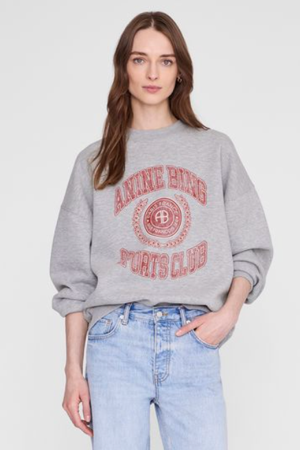 Anine Bing Miles Collegiate Sweatshirt i grey med rødt collegiate-print.