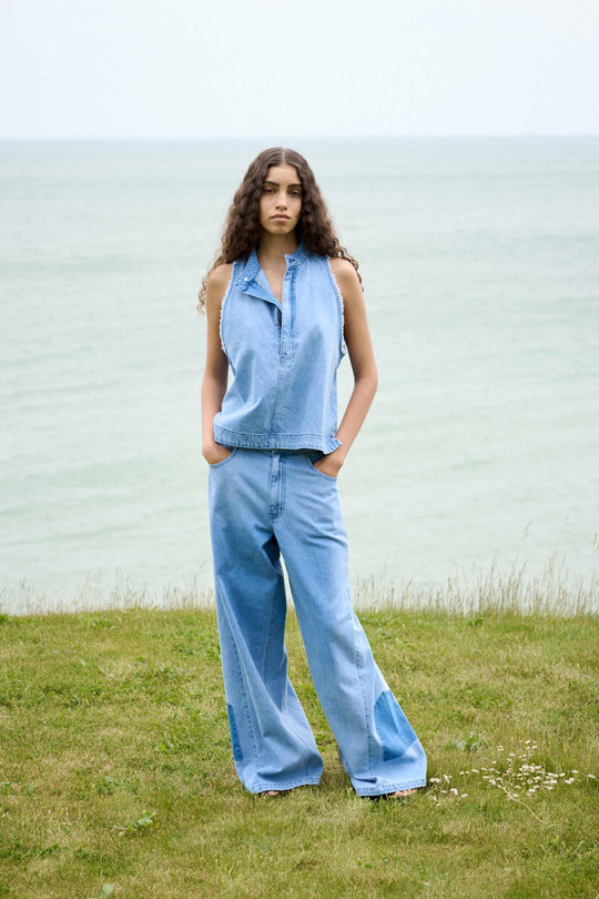 Rabens Saloner Faya Halter top i lys denim med halterneck, ribkanter og jeans-inspirerede detaljer.