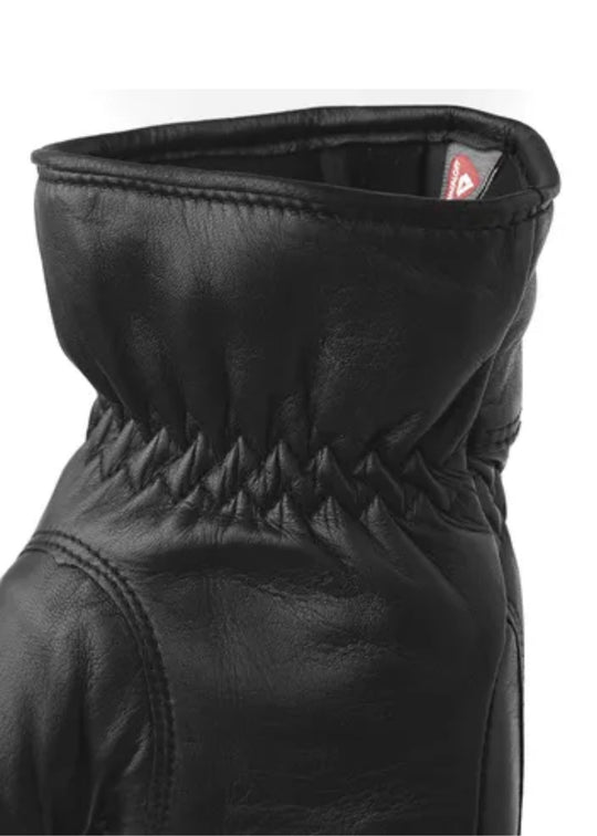 Hestra Viska Viken luffer i sort læder – klassiske lædervanter med elastik ved håndleddet og blødt, varmt for.
