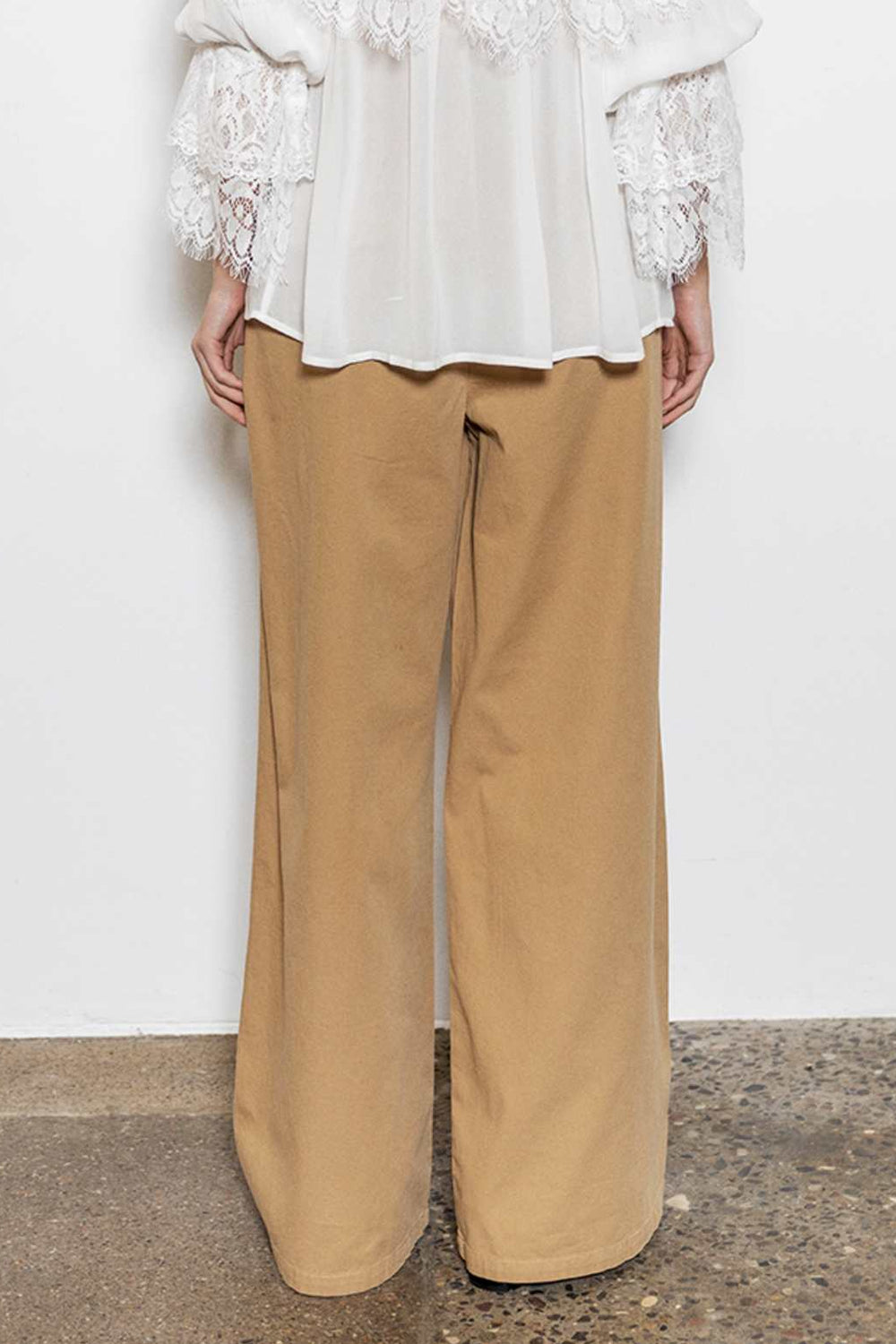 Project AJ117 Tine bukser i harvest gold med wide-leg pasform, høj talje, læg, sidelommer og aftageligt bælte.
