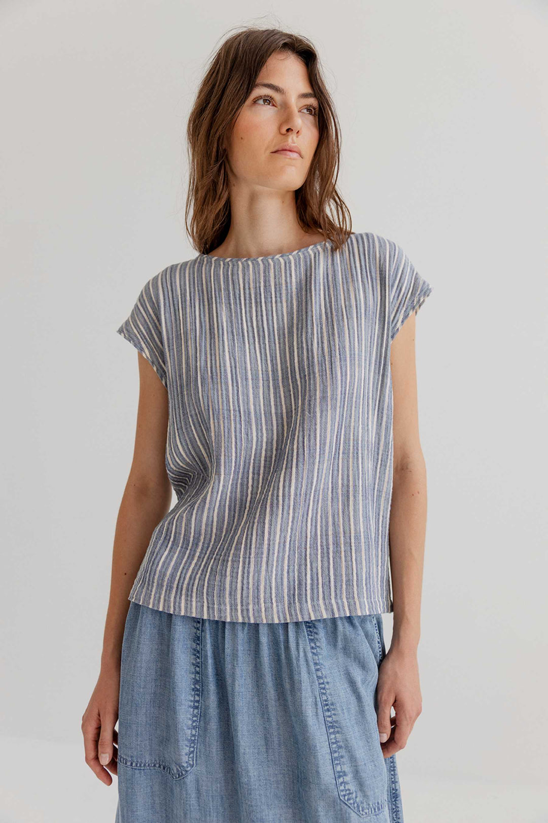 Stribet bluse fra Project AJ117 i 100% bomuld med kort ærme og afslappet fit 
