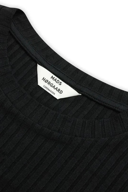 Mads Nørgaard | T-shirt | Tuba Tee, 5x5 solid, sort