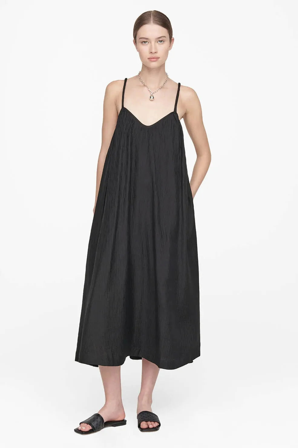 Kjole | Anne Dress med en V-udskæring, sort